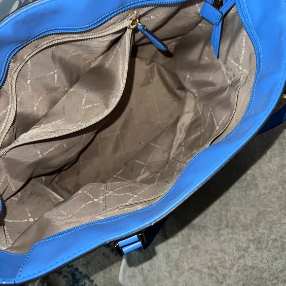 Beautiful pre-loved tote! Very small “ chip” mark.